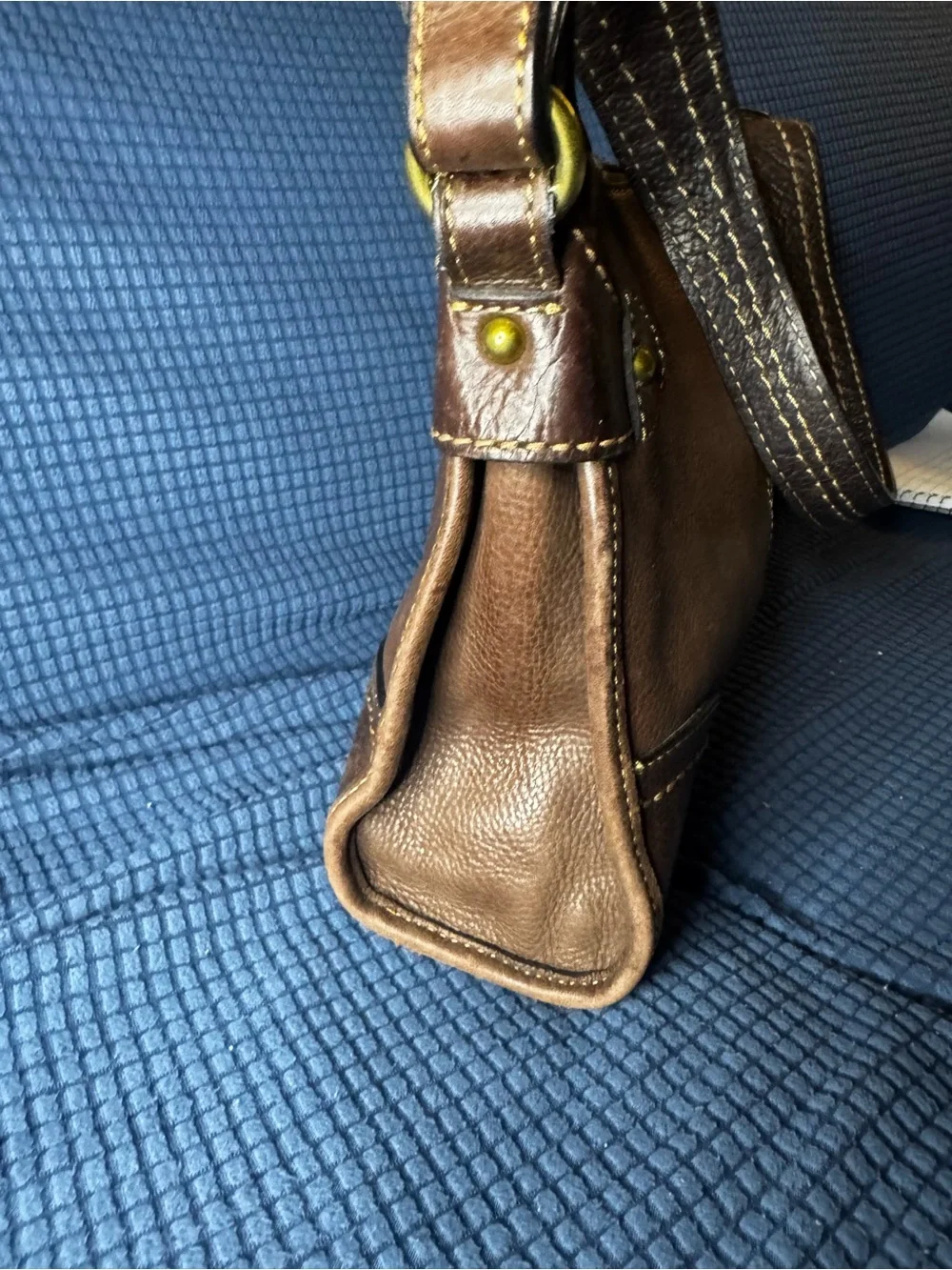Vintage Fossil leather shoulder purse, specifically Model 75082